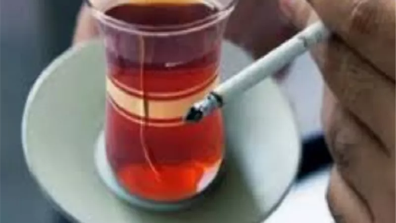 الشاي الساخن والتدخين يهدد الصحة بمضاعفات خطيرة