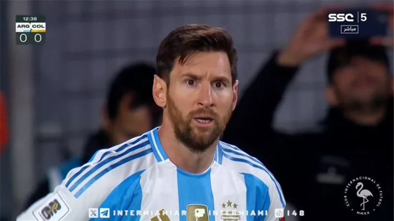 ميسي يغادر أرضية ملعب مباراة الأرجنتين وكولومبيا .. شاهد