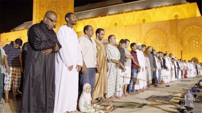 أراء الفقهاء حول إسبال اليدين فى الصلاة