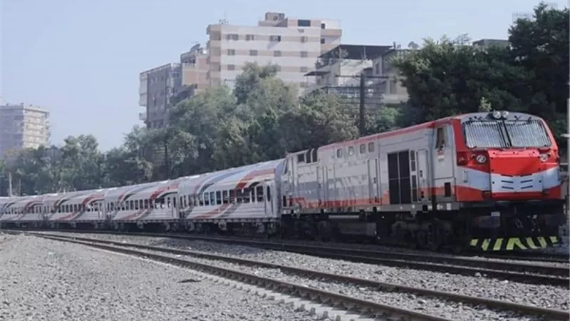 السكك الحديدية: القبض على شخص اقتلع لمبة إنارة من قطار روسي جديد