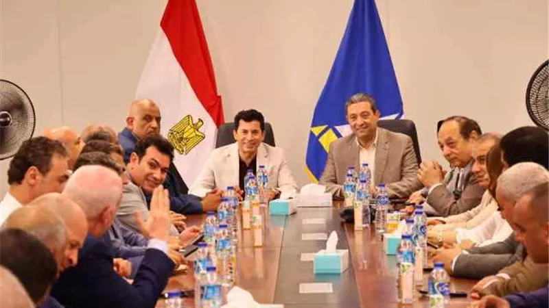 وزير الشباب ومحافظ دمياط يجتمعان بنواب المحافظة