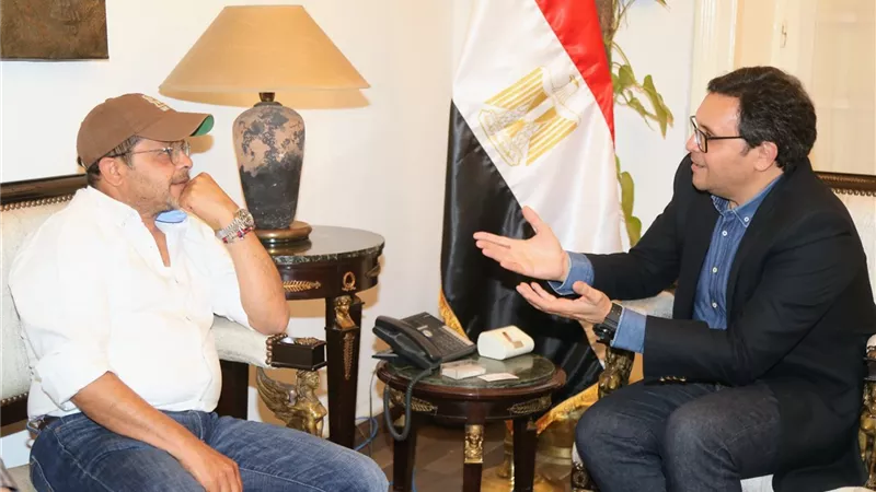 وزير الثقافة يلتقي النجم محمد هنيدي لبحث تقديم عروض مسرحية