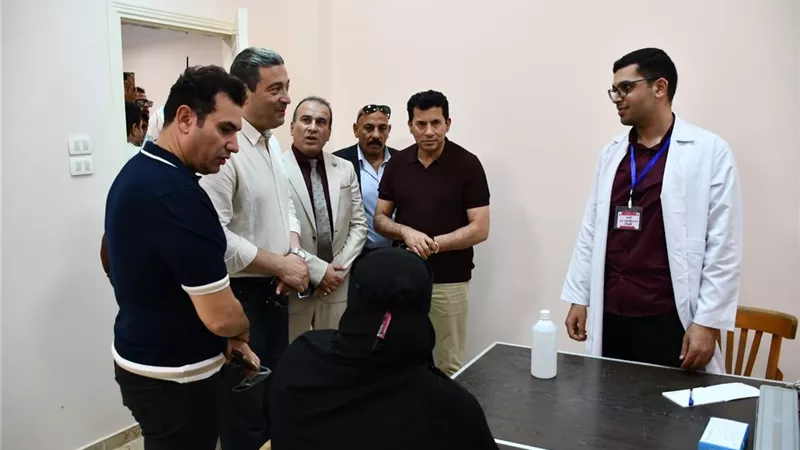 وزير الرياضة يتفقد الأنشطة بمركز شباب كفر سعد بدمياط