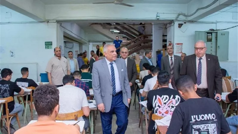 رئيس جامعة طنطا يتابع الامتحانات فى الكليات.. بالصور