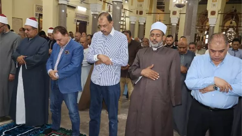 محافظ سوهاج يؤدي صلاة الجمعة ويلتقي المواطنين عقب الصلاة