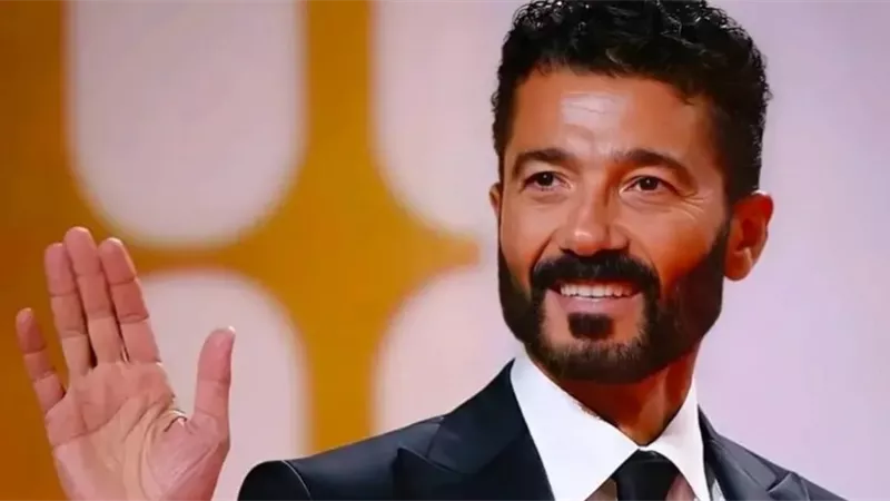 خالد النبوي يدعم الدكتور مجدي يعقوب في حفل توقيع كتابه