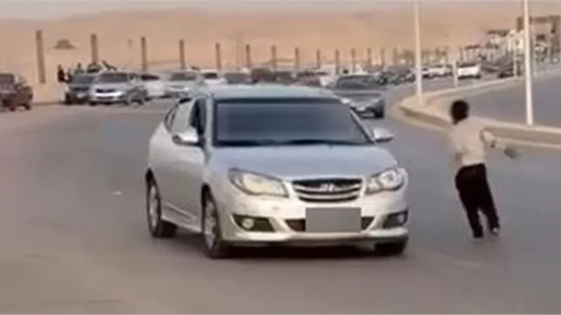 الداخلية تكشف ملابسات فيديو لطالب يلهو بمنتصف أحد المحاور بالمقطم