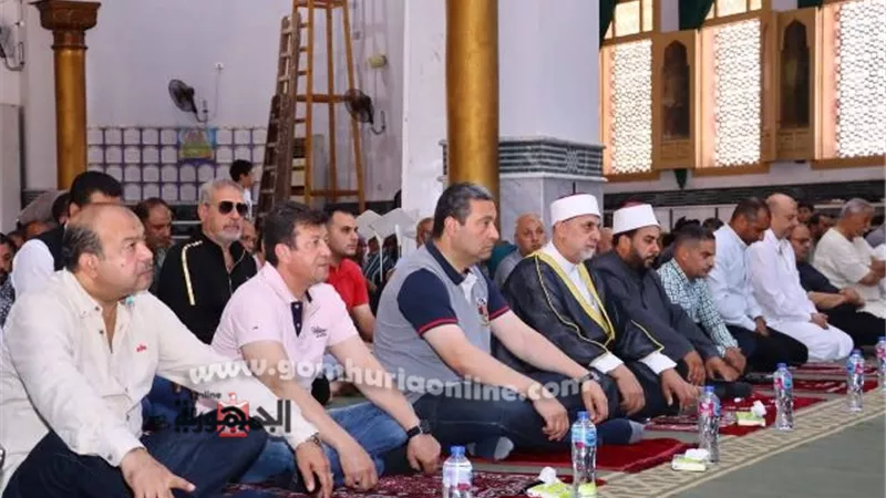 محافظ دمياط يؤدى صلاة الجمعة بمسجد الرحمة برأس البر