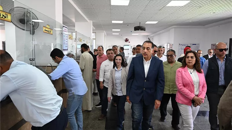 رئيس الوزراء يتفقد المركز التكنولوجي لخدمة المواطنين بزاوية صقر