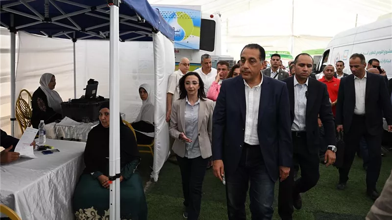 رئيس الوزراء يتفقد قافلة خدمية بقرية زاوية صقر بالبحيرة