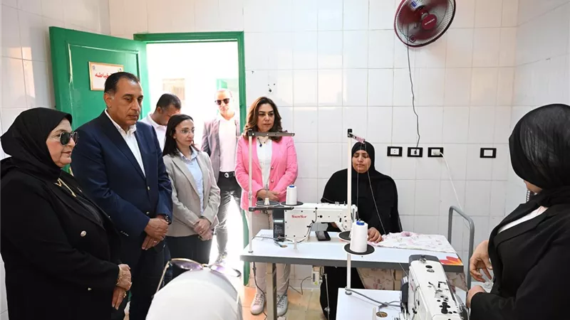 رئيس الوزراء يتفقد 