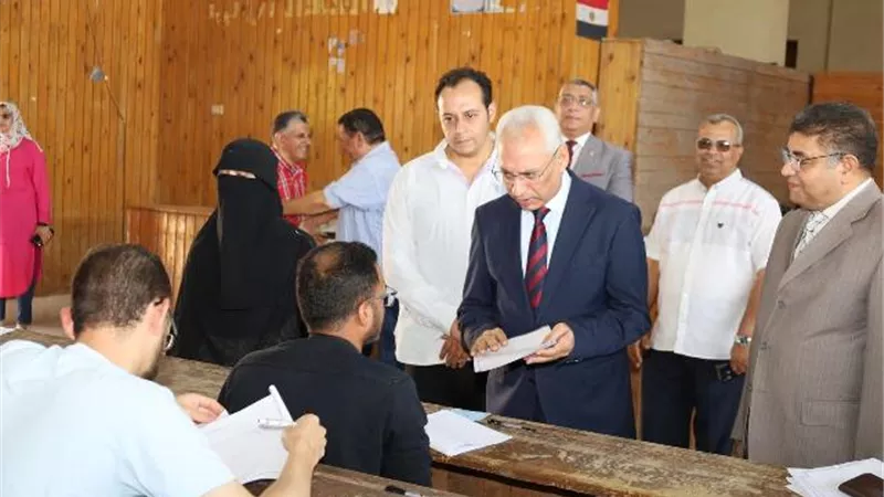 رئيس جامعة المنيا يتفقد الامتحانات ويشدد على عدم اصطحاب الهواتف