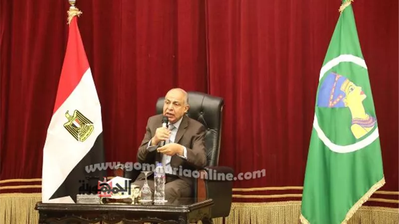 محافظ المنيا يسلم ٣٢٨ عقد تقنين أراضي أملاك الدولة