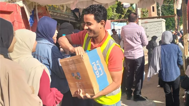 توزيع المياه المعدنية والشيكولاتة على طلاب الثانوية بالفيوم