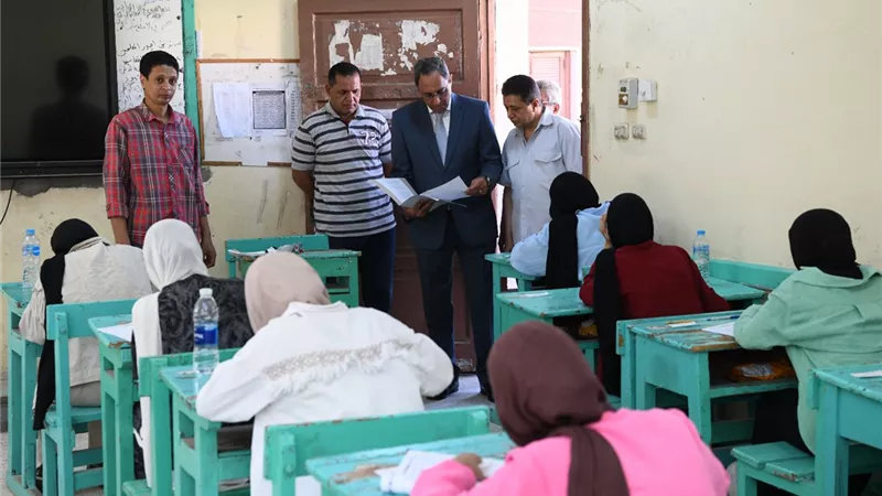محافظ قنا يتفقد لجان امتحانات الثانوية العامة