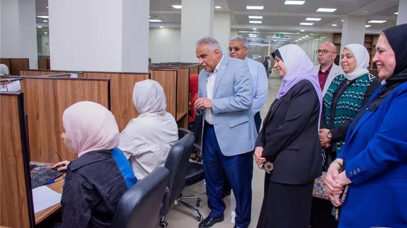 رئيس جامعة طنطا يتابع أعمال الامتحانات النهائية بالكليات