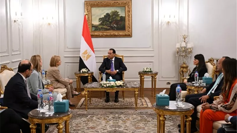 رئيس الوزراء يلتقي نائب رئيس بنك الاستثمار الأوروبي ويؤكد التزام الحكومة بدعم وتشجيع القطاع الخاص