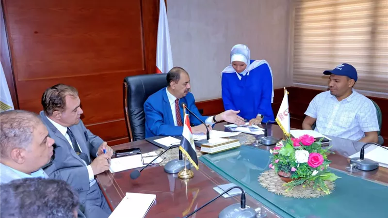 محافظ سوهاج يعقد اجتماعًا لوضع خطط تشغيل الأسواق الحضرية الجديدة