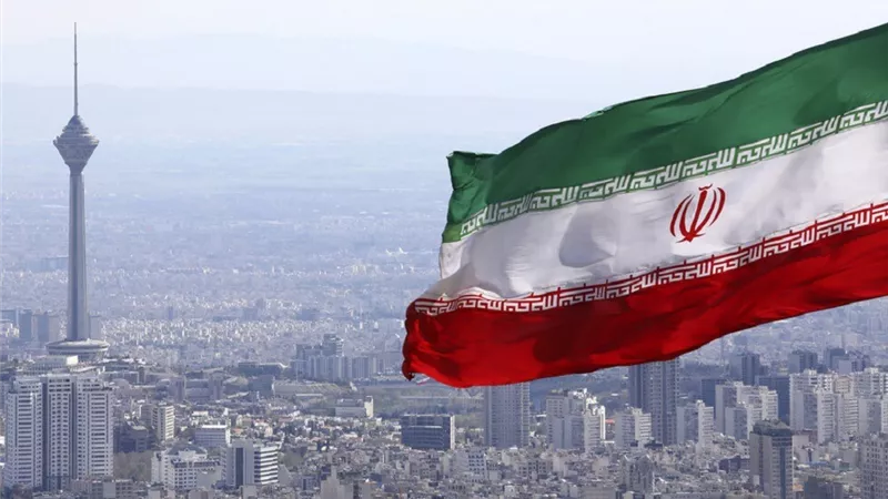 إيران تتوعد بهجمات مدمرة على إسرائيل وتكشف رصد مدمرة بريطانية