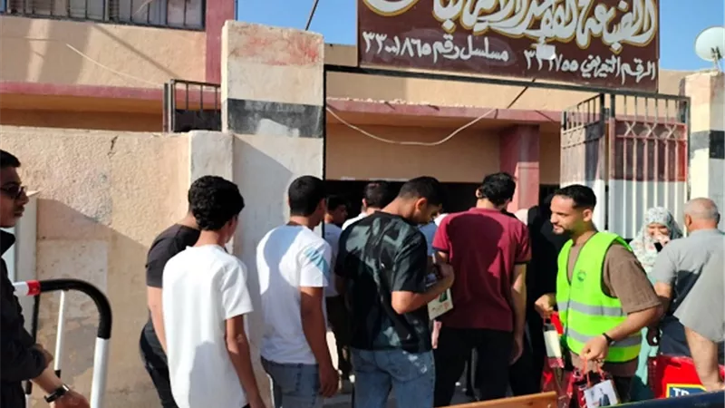 مستقبل وطن مطروح يوزع ادوات مدرسية لطلاب الثانوية العامه