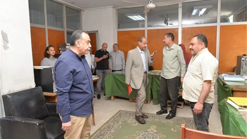 محافظ أسيوط يتفقد إدارة الحسابات بالديوان العام لمتابعة سيرالعمل
