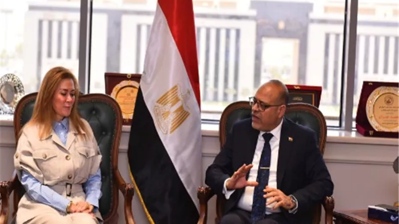 وزير العمل يبحث الملفات المستقبلية مع مدير 