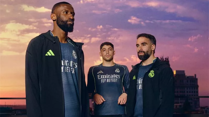ريال مدريد يكشف عن قميصه الاحتياطي للموسم الجديد
