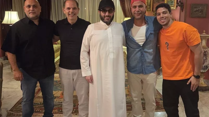 تركي آل الشيخ يفجر مفاجأة من العيار الثقيل بزيارة الفنان عادل إمام بمنزله