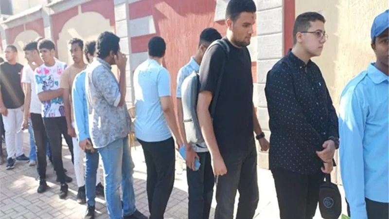 توافد طلاب الثانوية العامة بالإسكندرية على لجان الامتحان