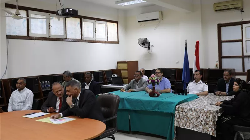 محافظ أسوان يجرى مداخلة عبر الفيديو مع وزير التربية والتعليم