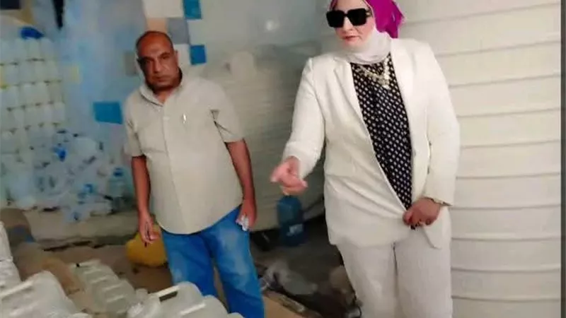 ضبط مصنع بمطروح يعبئ مياة الشرب من الحنفية ويعرضها للبيع