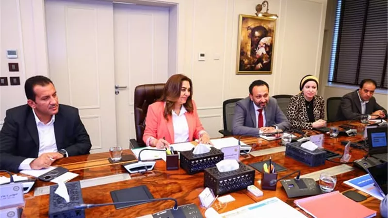 عوض: تسريع مشروعات الدفن الآمن والمعالجة في القاهرة والقليوبية
