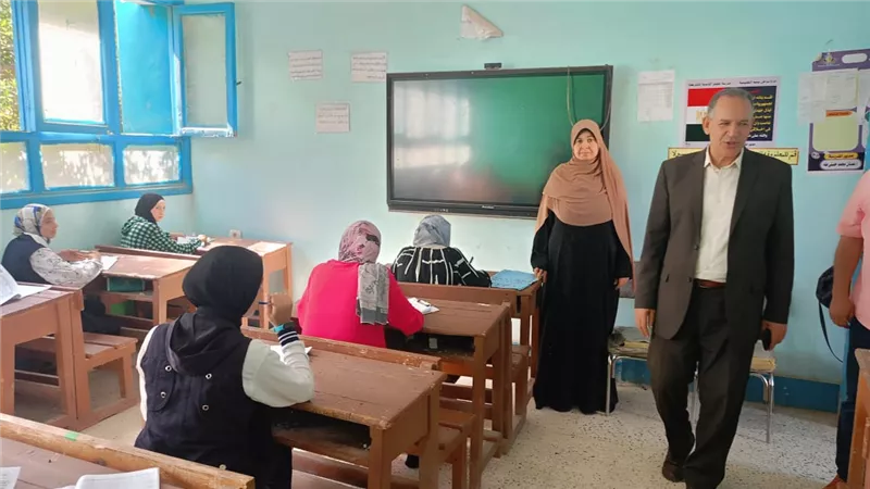 ابتسامات تعلو وجوه طلاب الثانوية العامة باسوان لليوم الثانى