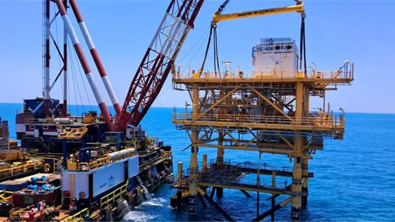 الانتهاء من تركيب منصة WEB OFFSHORE بغرب البرلس