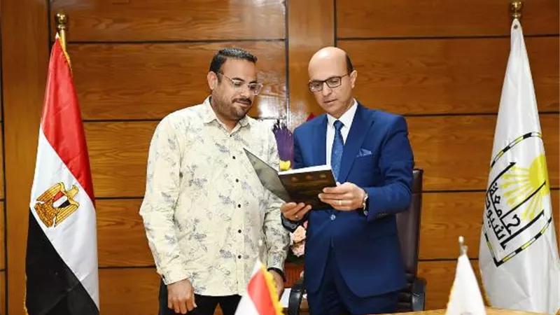 المنشاوي يتسلّم رسالة ماجستير لباحث حول التربية الإعلامية