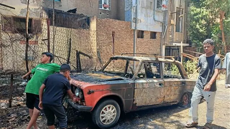 السيطرة على حريق فى سيارة إمتد إلى سطح عقار بالأقصر