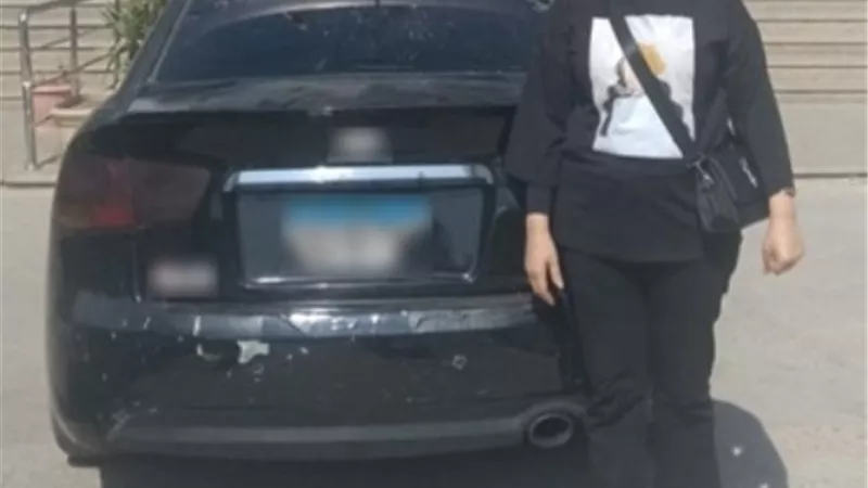 ضبط ربة منزل قامت بثنى لوحات سيارتها الملاكى بالقاهرة.. فيديو