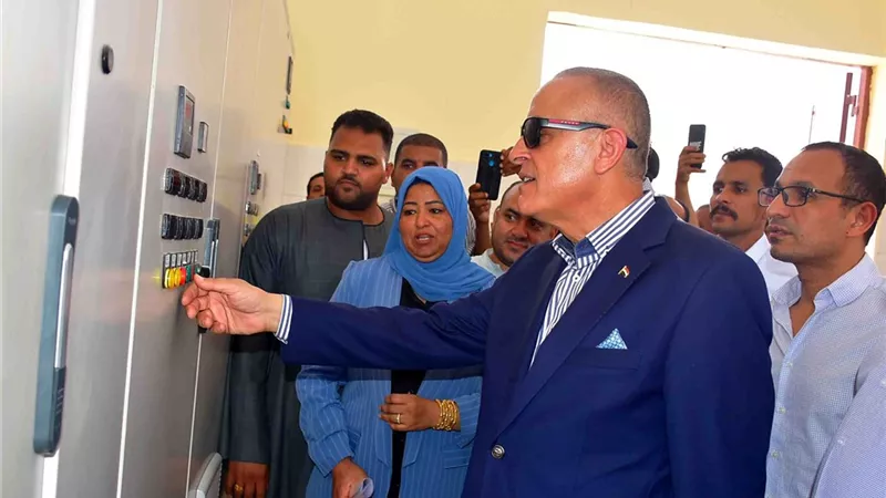 محافظ الأقصر يُطلق التشغيل التجريبى لمحطةصرف صحى قريةالنمسا بإسنا