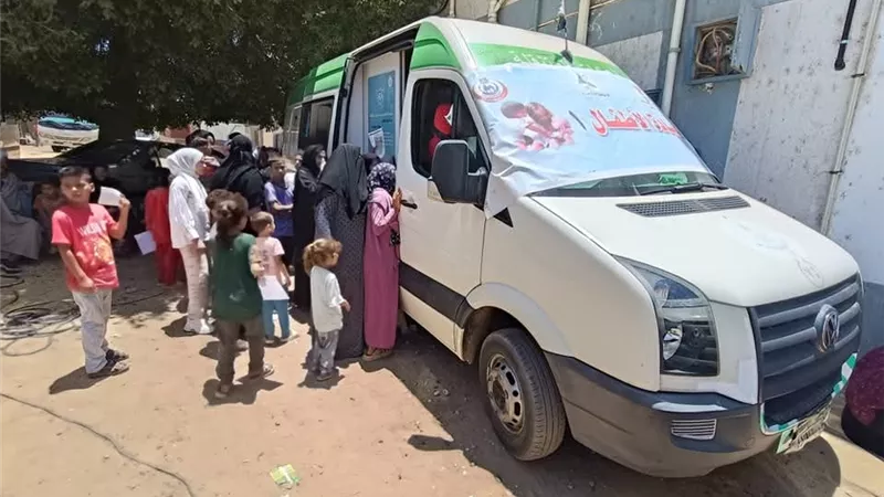 تقديم الخدمات الطبية لـ ١٢٠٢ مواطن خلال قافلة طبية بقرية قلندول