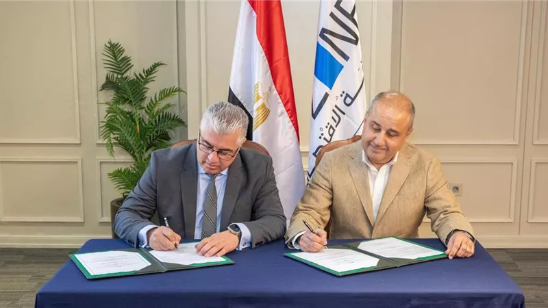 توقيع عقد لإنشاء مصنع 
