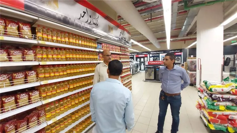 وكيل وزارة التموين بالبحر الأحمر يتفقد السلاسل التجارية