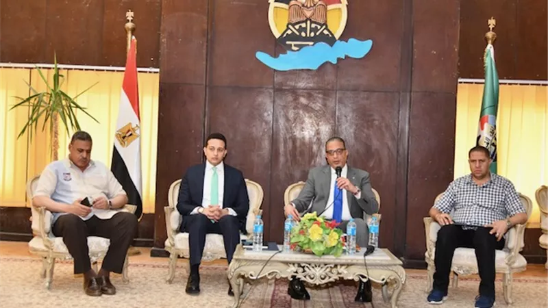 محافظ الفيوم يناقش آليات تحديث المخططات الاستراتيجية العامة للقرى