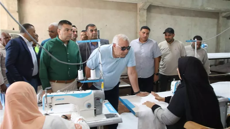 محافظ الوادي الجديد يتابع مشروعات تنموية استعدادًا لموسم التمور