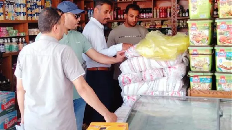 جهاز بدر والتموين يحرروا 13 محضر و30 إنذار للمحلات والمخابز.. صور