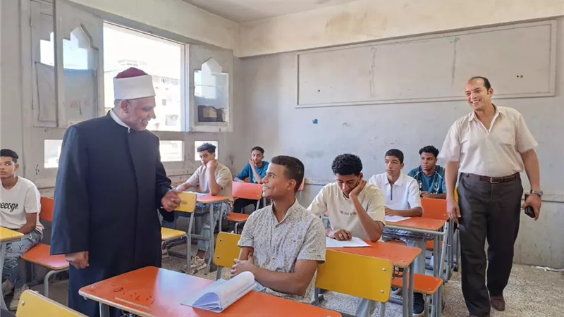 طلاب القسم الأدبي بالشهادة الثانوية الأزهرية يؤدون امتحان الفقه