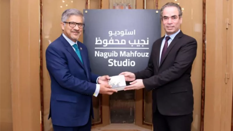 المسلماني يهدي سفير باكستان مجموعة أم كلثوم