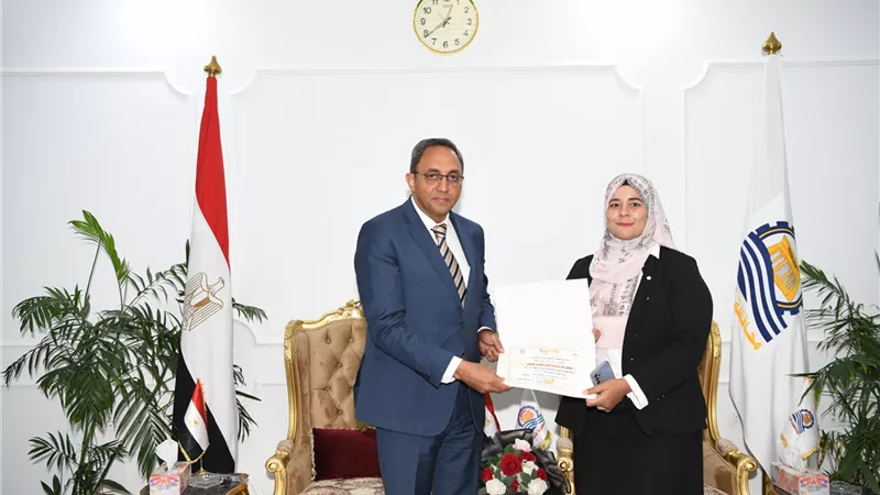 محافظ قنا يكرم أوائل البرامج التدريبية بمركزسقارة للتنمية المحلية