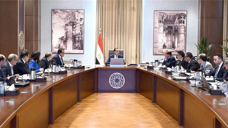 رئيس الوزراء يتابع موقف توفير الأدوية والمُستلزمات الطبية