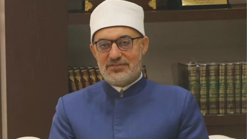 المفتي يُجيب..حكم تيمّم المرأة التي تضع المكياج وهل تصح صلاتها؟