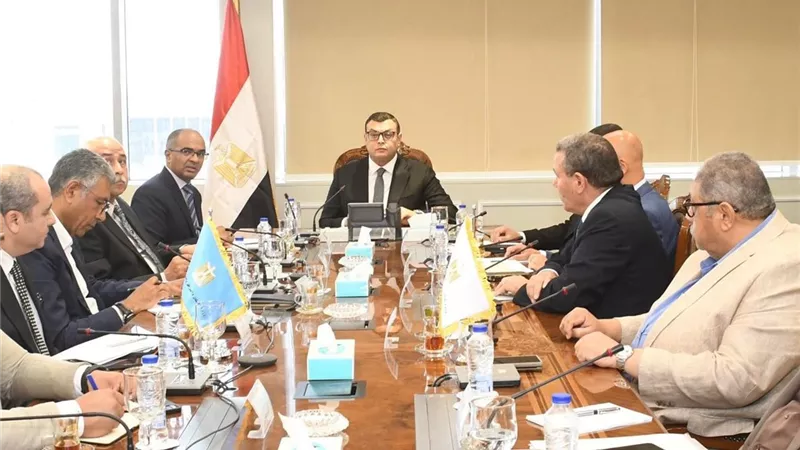 وزير الإسكان يتابع موقف محطات تحلية مياه البحر بالساحل الشمالي